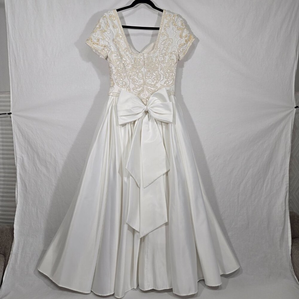 Vintage FOREVER YOURS 80s White Embroidery Bead- Bow Wedding Gown Dress Size 10. - Picture 4 of 17